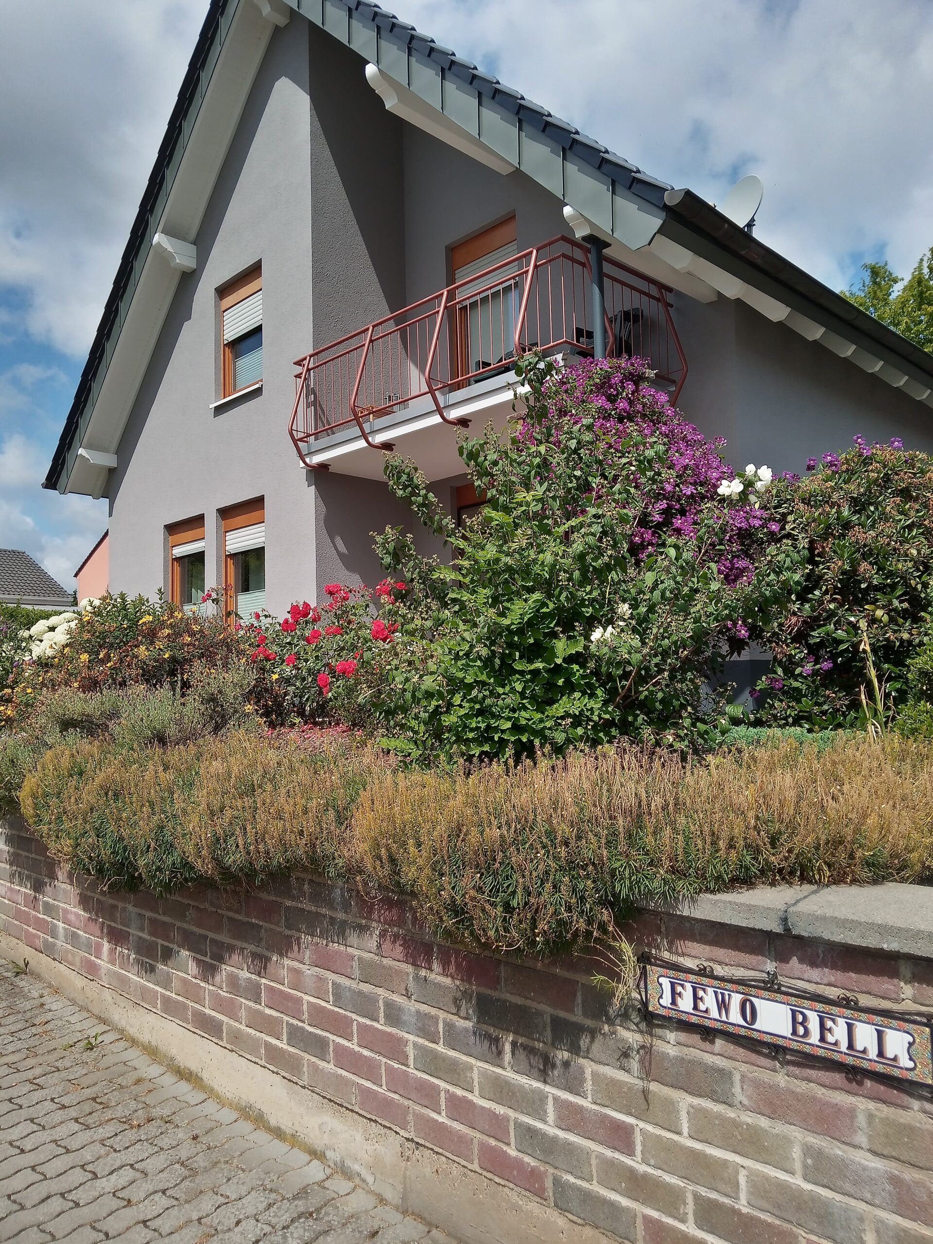 Seitliche Außenansicht des Hauses und des Balkons