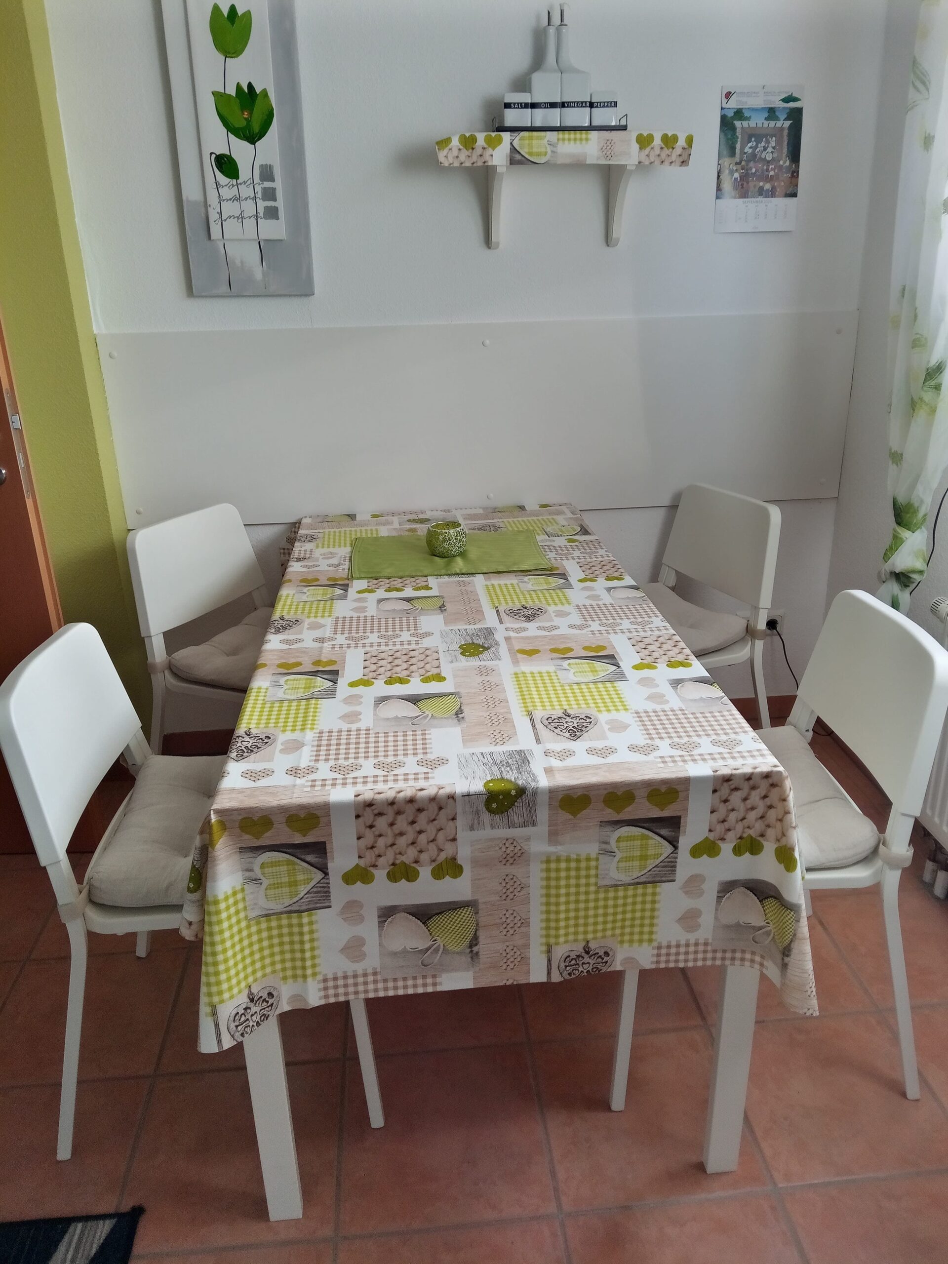 Essbereich mit Tisch und vier Stühlen